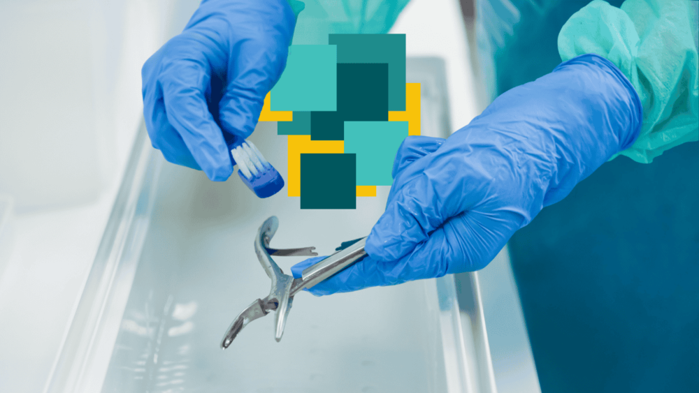 Professionnelle de sant&eacute; portant des gants de protection chimique pour manipuler un d&eacute;sinfectant de haut niveau