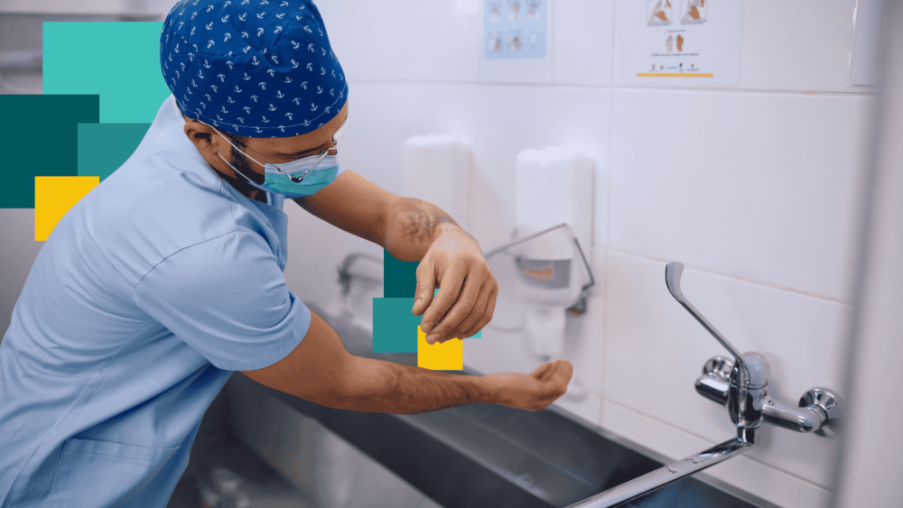 Chirurgien r&eacute;alisant une d&eacute;sinfection chirurgicale des mains par friction hydroalcoolique avant une intervention