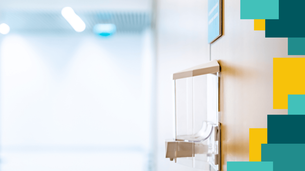 Distributeur mural de gel hydroalcoolique dans un couloir d'&eacute;tablissement de sant&eacute;, avec flacon pompe