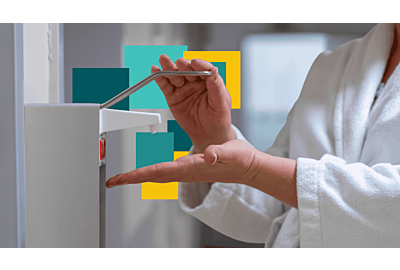 Patiente réalisant une friction avec un gel hydroalcoolique Anios depuis un distributeur mural en établissement de santé