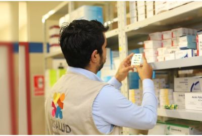 Personne bien habillée se lavant les mains dans un environnement lumineux, moderne et chic