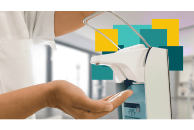 Soignante réalisant une friction hydroalcoolique avant un soin en établissement de santé