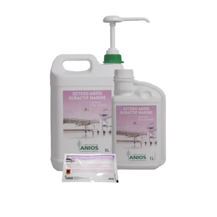 Un bidon de 5 litres avec une pompe, un bison doseur de 1 litre et une dose de 20 ml de DETERG'ANIOS SURACTIF MARINE : nettoyant parfumé sols et surfaces pour établissements de santé.