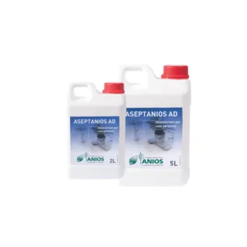 Un bidon de 2 litres et un bidon de 5 litres d'ASEPTANIOS AD : désinfection par voie aérienne à large spectre pour environnements médicaux.