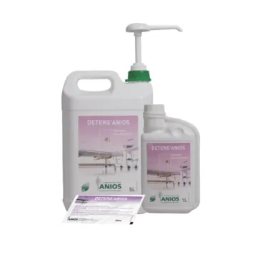 Un bidon de 5 litres avec une pompe, un bidon doseur de 1 litre et une dose de 20 ml de DETERG'ANIOS : détergent sols et surfaces à pH neutre pour le milieu hospitalier