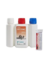 Un triple-flacon blanc, rouge et bleu d'ANIOS OXI'ZYME : désinfectant de haut niveau par réaction biochimique pour instrumentation médicale et son tube de 50 bandelettes de contrôle