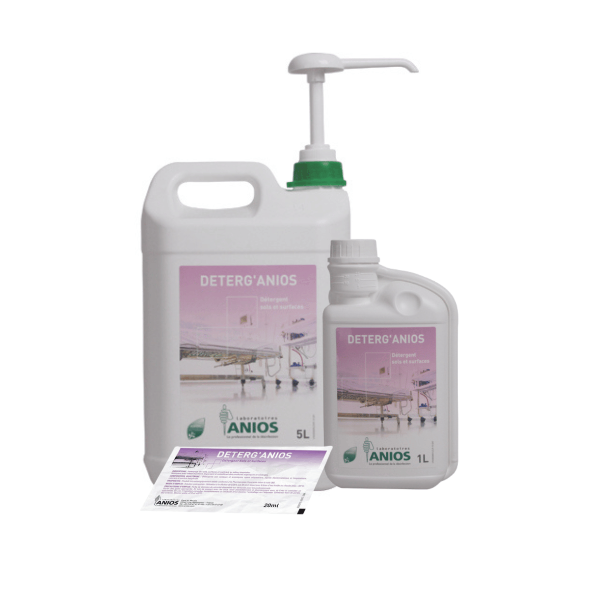 Un bidon de 5 litres avec une pompe, un bidon doseur de 1 litre et une dose de 20 ml de DETERG'ANIOS : détergent sols et surfaces à pH neutre pour le milieu hospitalier
