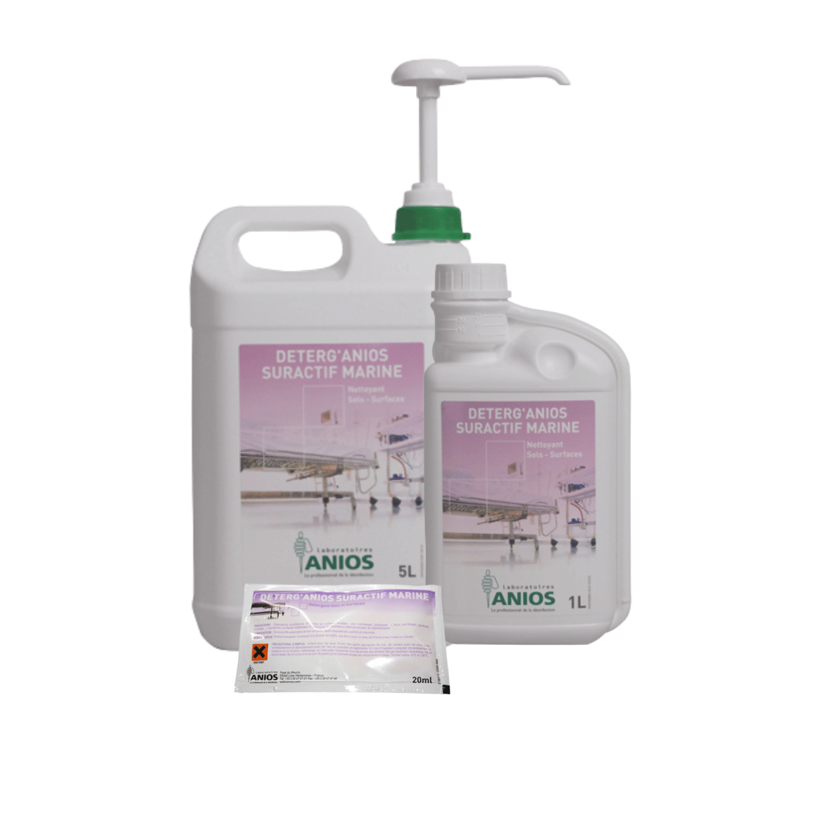 Un bidon de 5 litres avec une pompe, un bison doseur de 1 litre et une dose de 20 ml de DETERG'ANIOS SURACTIF MARINE : nettoyant parfumé sols et surfaces pour établissements de santé.