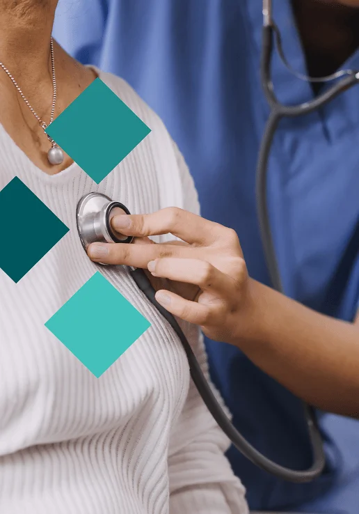 Docteur diagnostiquant une patiente