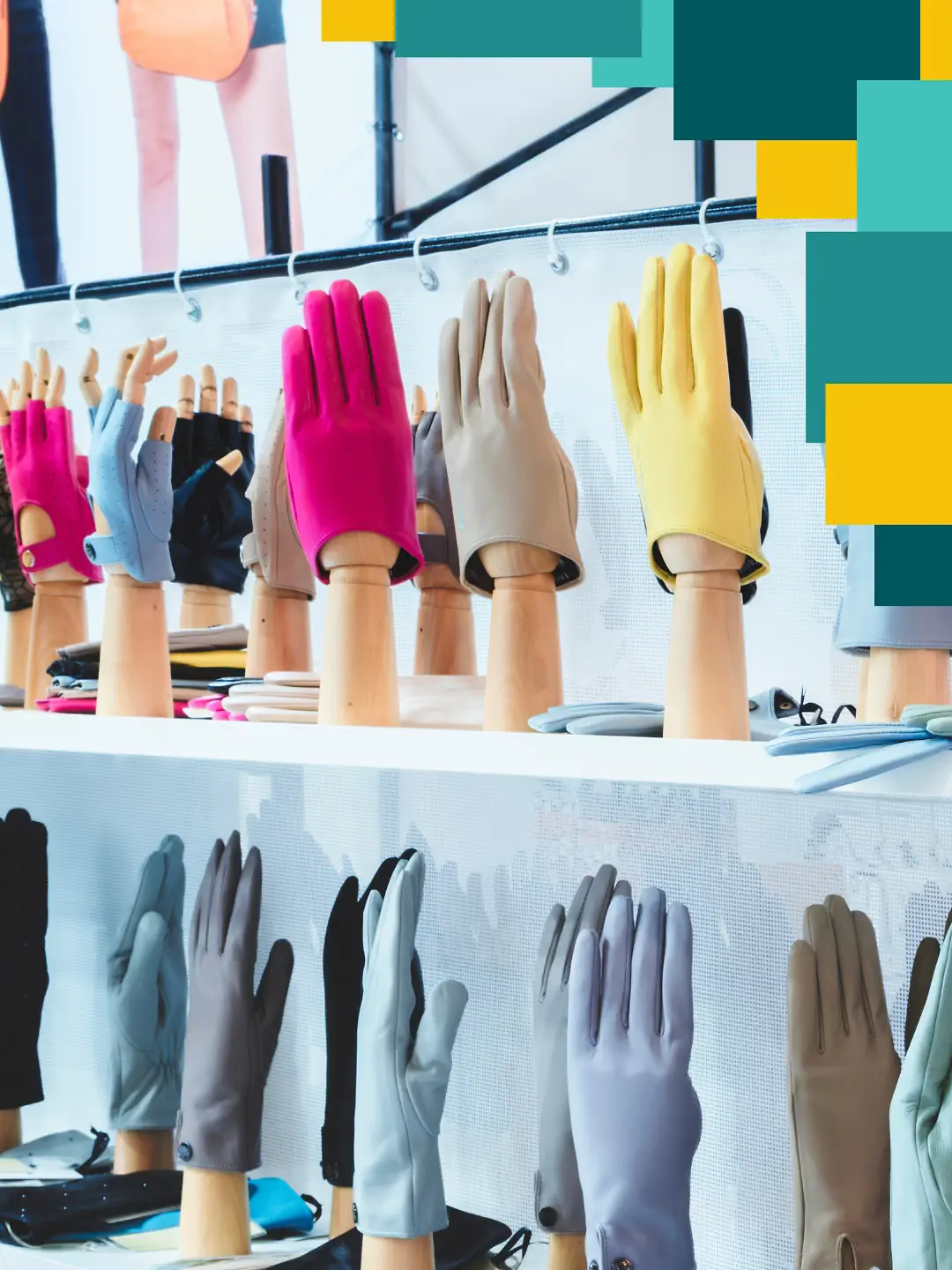 Un ensemble de gants seur deux étagères