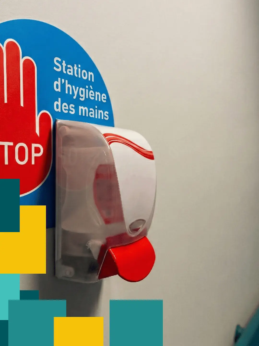 Un distributeur de savon au mur d'un hopital