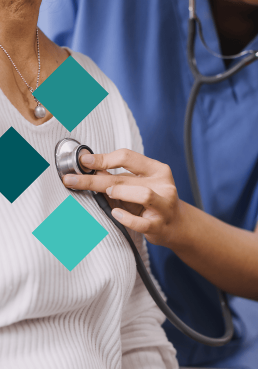 Docteur diagnostiquant une patiente