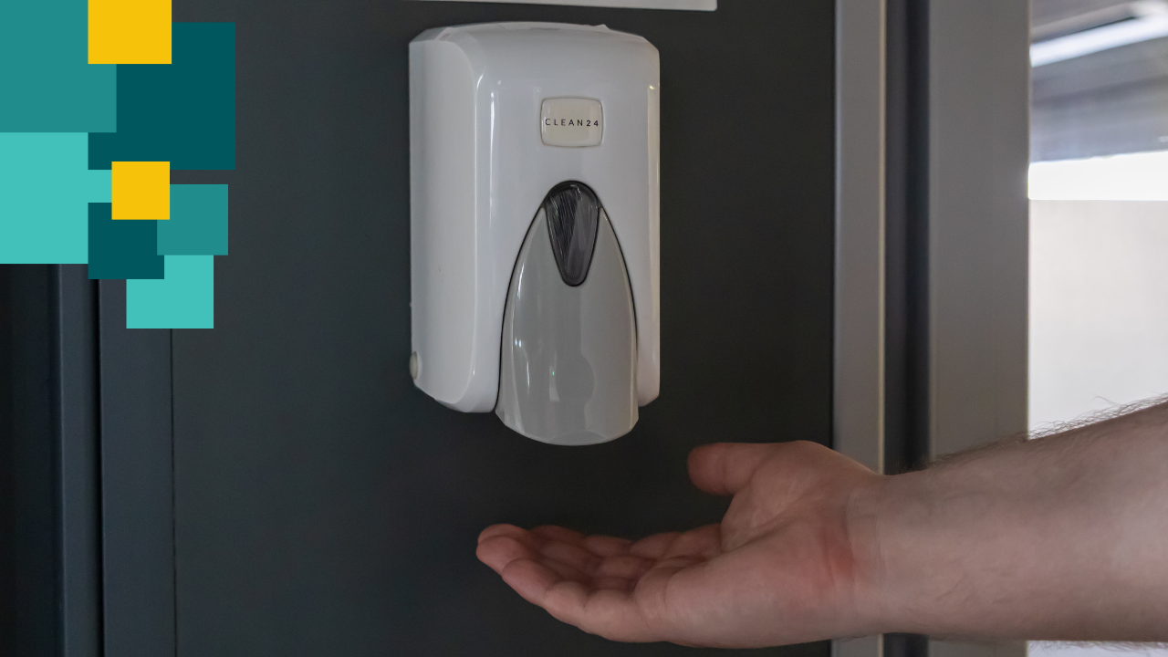 Un distributeur de gel hydroalcoolique à l'entrée de la chambre d'un patient.