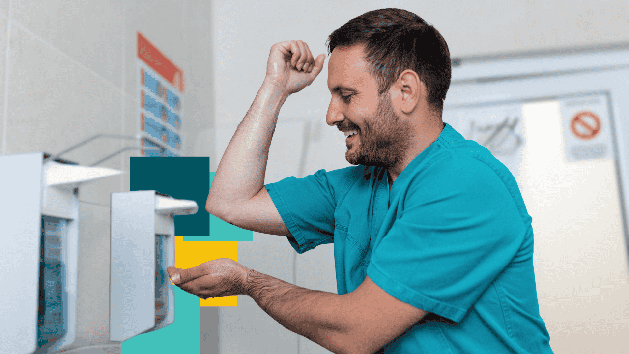 Professionnel de sant&eacute; appliquant du gel hydroalcoolique sur ses mains avant d'enfiler des gants